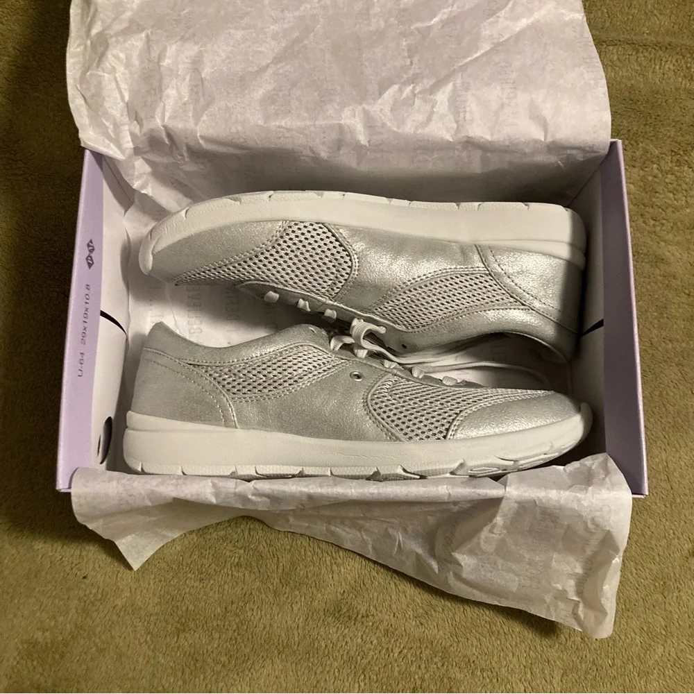 NIB Easy Spirit Gogo Sneaker Size 9M